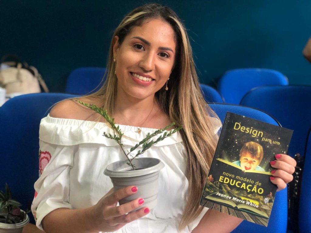 A diretora Marilia Brito, da UEI Maracajá, expressou a felicidade de participar do processo de formação.
