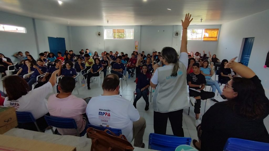 A Roda de Conversa foi conduzida pela consultora para desenvolvimento e participação de adolescentes do Unicef, Thaissa Scerne