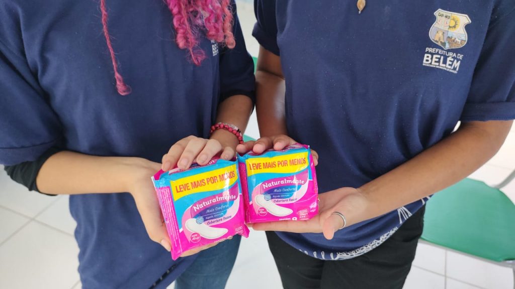 Pesquisas mostram que ao menos 20% de jovens de 14 a 24 anos que menstruam já deixaram de ir à escola por não terem absorvente. Entre pessoas pretas com renda de até dois salários mínimos, o número sobe para 24%.