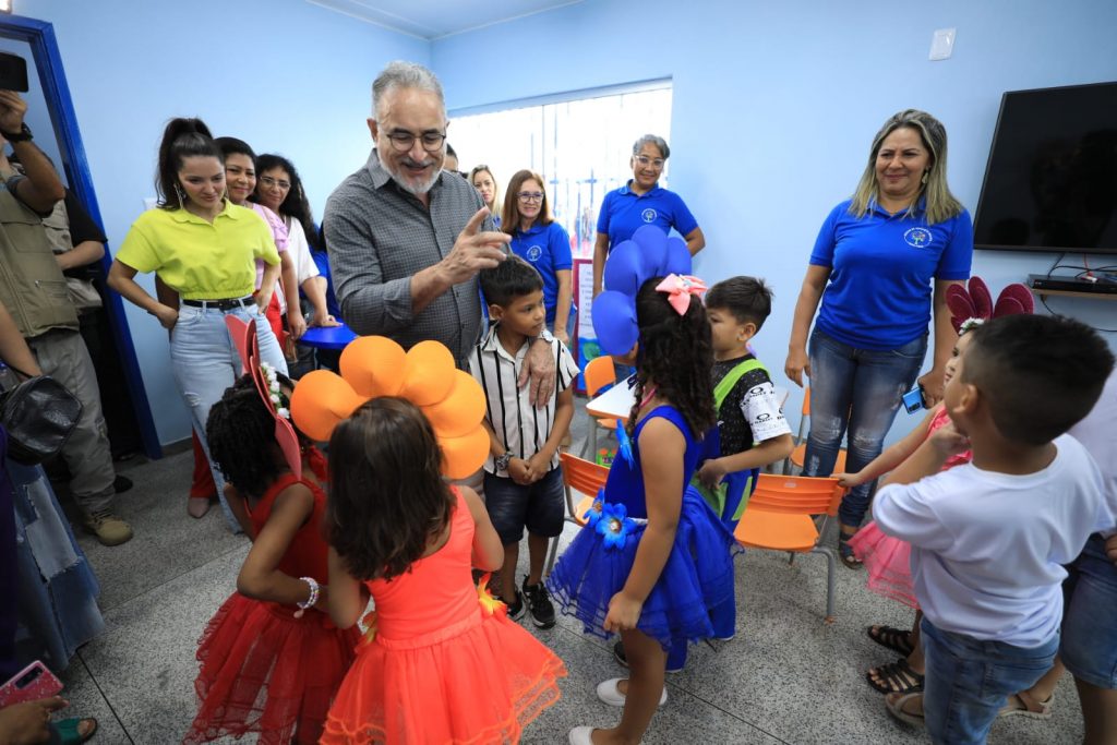 O prefeito Edmilson Rodrigues em ação numa escola municipal infantil: "Ser professor de área técnica, como projetos, e poder transformar, como político, projetos em políticas públicas, é a essência de Paulo Freire"