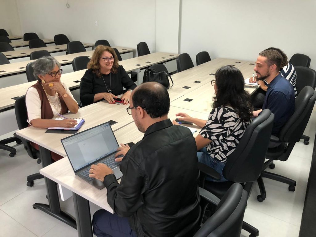 Durante o encontro, foram apresentadas propostas e ideias sobre o programa Alfabetiza Belém, ideias e intervenções sobre as hortas nas escolas e ações voltadas para a COP 30.