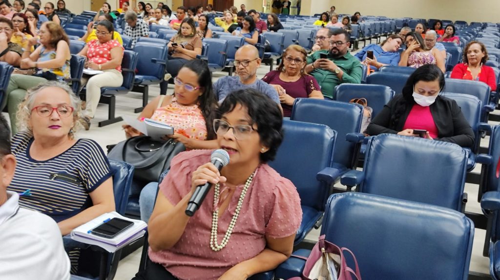Socorro Trindade, diretora da escola EMEIF Parque Amazônia, esteve presente ao encontro nessa sexta-feira: dedicação e perseverança garantem crianças e adolescentes nas escolas