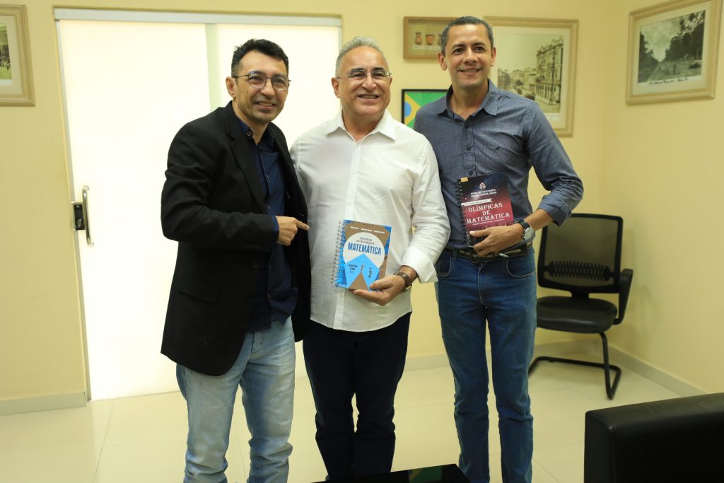 Professores de matemática Wagner Lucas e Rondineli Loureiro apresentam livro que escreveram ao prefeito Edmilson Rodrigues