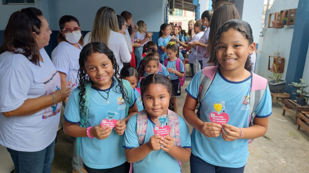 Escola Amância Pantoja recebe alunos com muito carinho e brindes