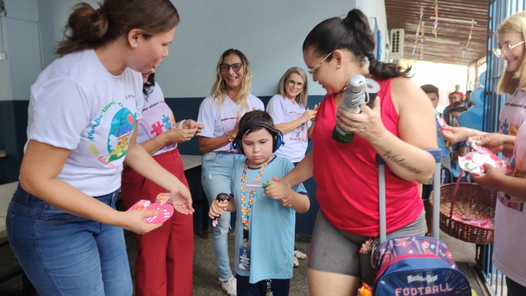 Ana Paulal Neves, mãe do João Vinícius, de 6 anos, comprova o cuidado da Escola Amância Pantoja com os estudantes especiais