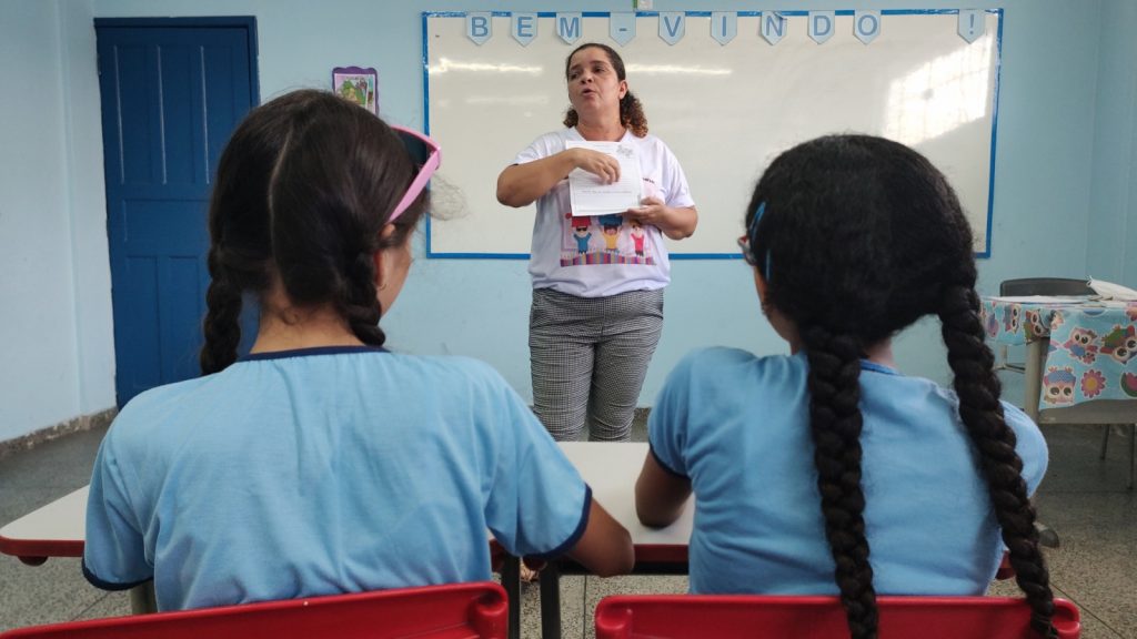 Professora Sheila Magno aproveitou a temática das férias para fazer uma atividade de redação com os estudantes