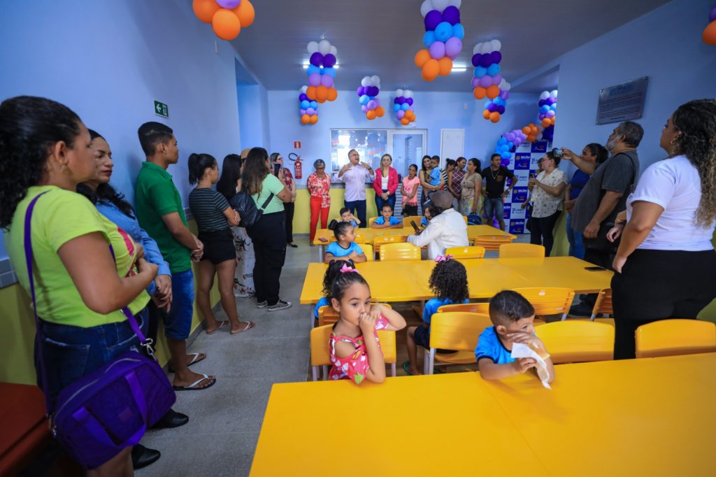 Alunos e responsáveis da escola São João Paulo II, recém-inaugurada pela Prefeitura, na Pratinha, após doação da Porte Engenharia, foram recepcionados com um café da manhã no primeiro dia de aula