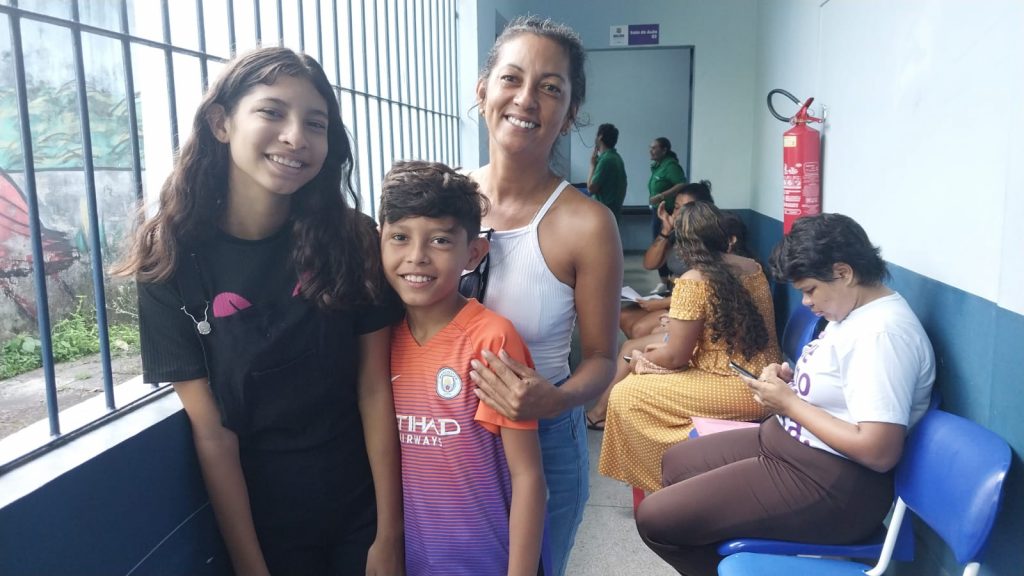 A operadora de logística, Lívia Oliveira, aproveitou para levar os filhos, Yanne e Brenno, para emitir a meia-passagem.