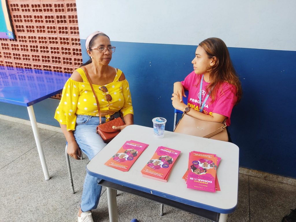 Autônoma Orquídea Modesto se informa sobre cursos do Donas de Si, Programa de qualificação do Banco do Povo