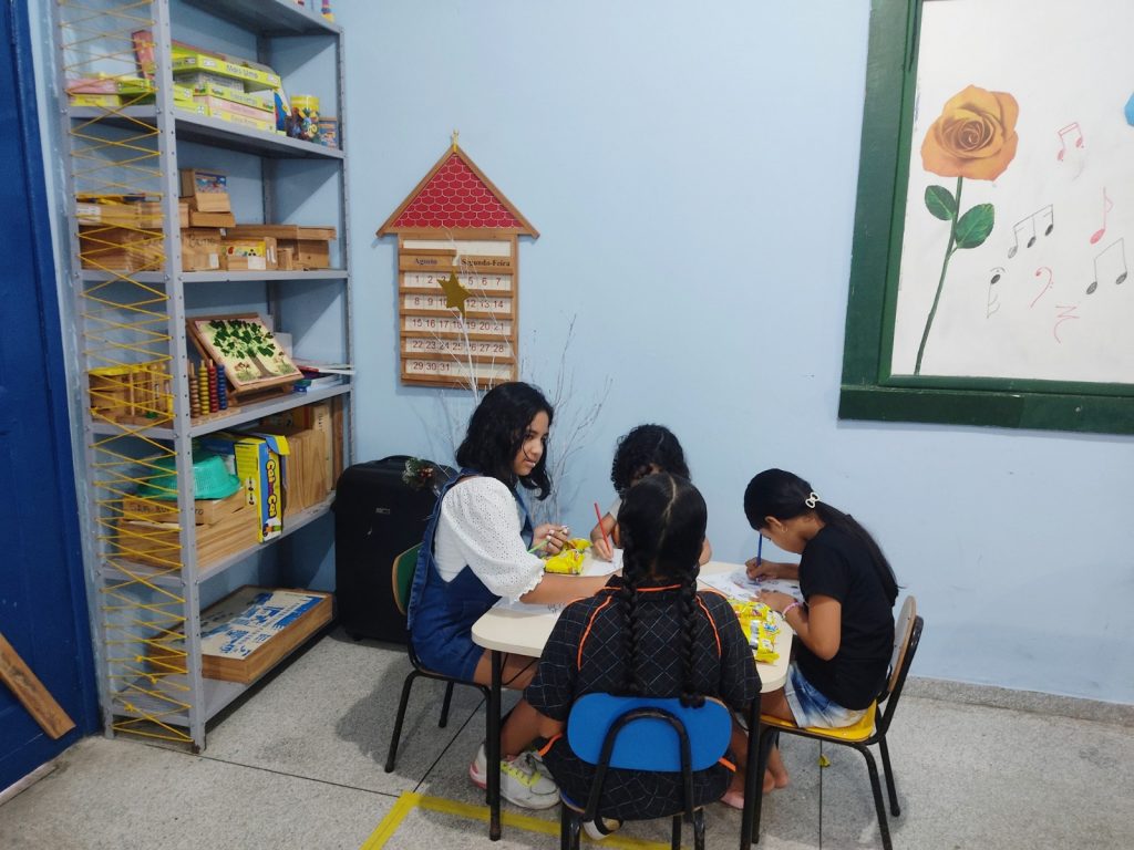 Crianças brincam enquanto mães aproveitam ação cidadania da Prefeitura de Belém