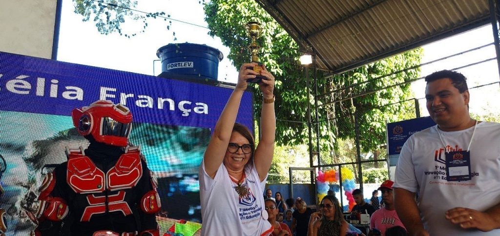 Célia França foi premiada, em maio passado, com a medalha e o troféu “Professora Destaque”, por organizar e liderar as equipes campeãs da Escola Olga Benário, na I Mostra de Inovação e Tecnologia da Educação.