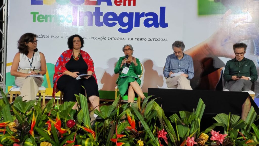Apresentação da secretária municipal de Educação, Araceli Lemos, durante o seminário.