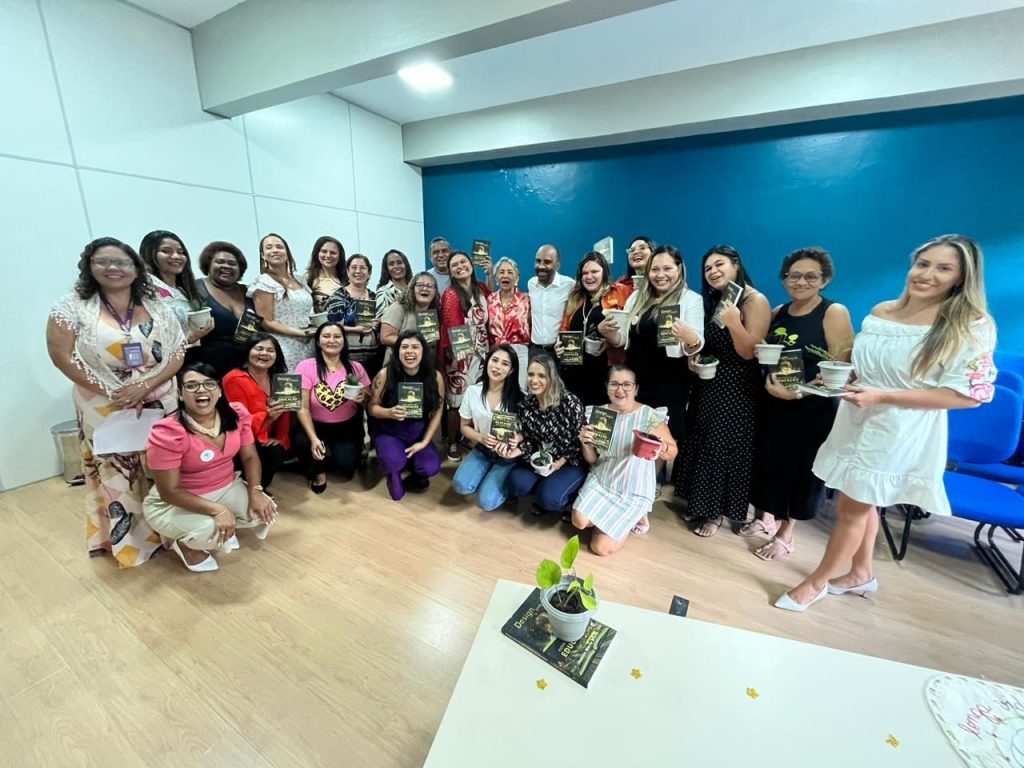 A diretora Lucelina Lima, da Escola Municipal Venuzina Marinho de Souza, afirma que a formação foi fundamental para incrementar a prática e aperfeiçoar ações na rede municipal.