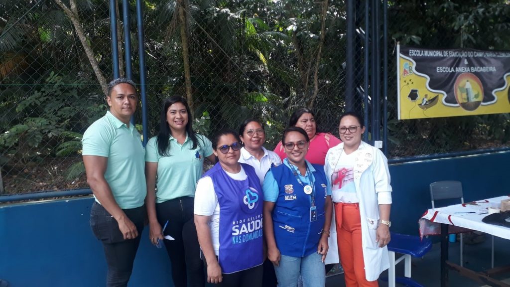 Equipe de multivacinação durante o evento.