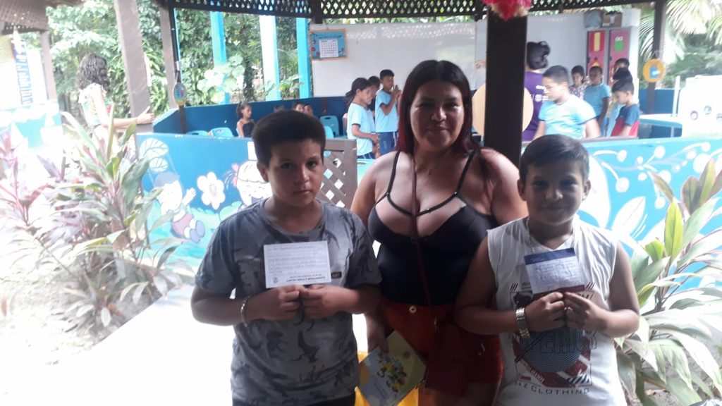 Joyce Freitas, com os filhos Yan e Jadson.