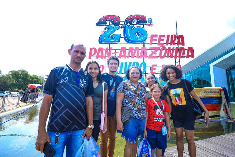 A professora do município de Santa Bárbara, Maria do Carmo, trouxe toda a família para a 26° Feira do Livro e das Multivozes