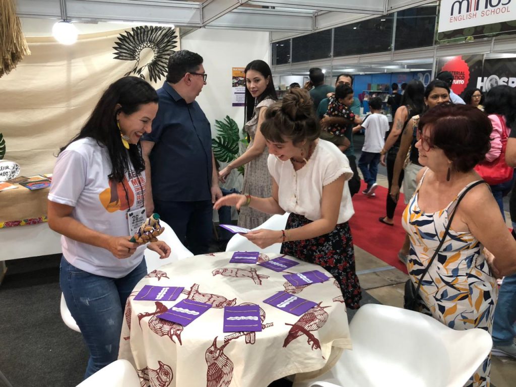 Púbico interage e aprende com a atividade "Como está seu Tupi" realizada no estande da Prefeitura.