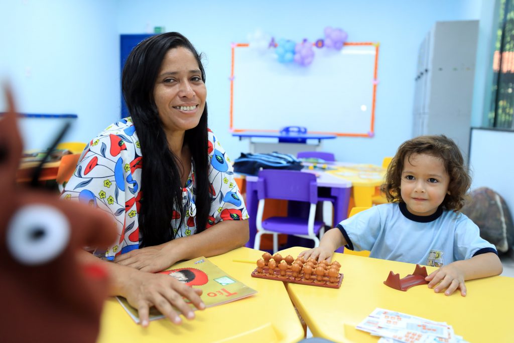Para a dona de casa Alessandra Pinto, na foto com a filha Maria Ila, o sentimento de ver a escola reformada é de gratidão e tranquilidade.