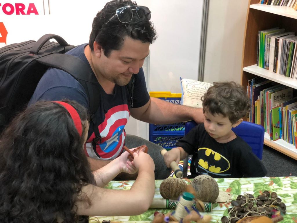 Pessoas de todas as idades puderam ter o contato com a cultura dos povos tradicionais.
