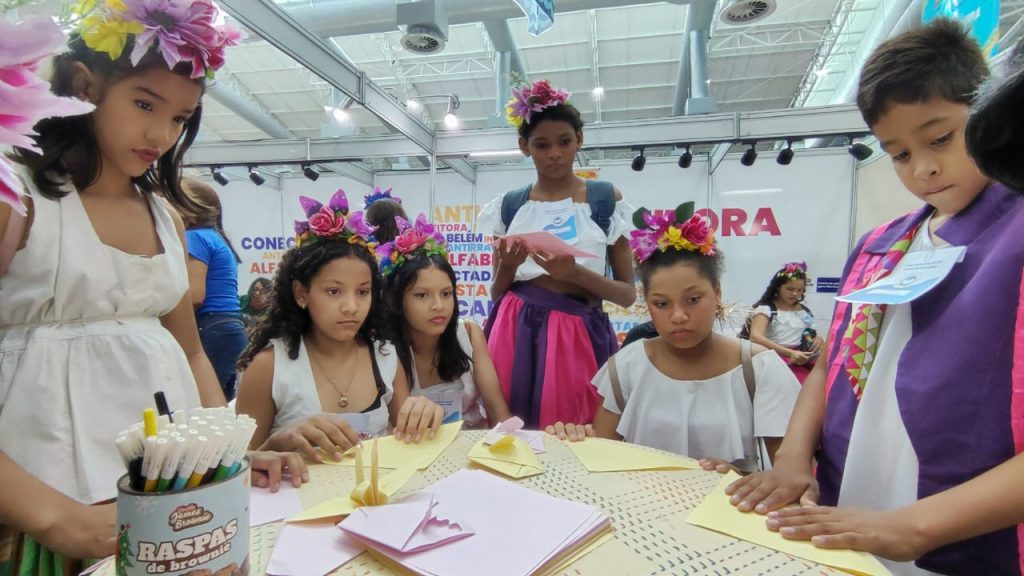 Oficina da arte japonesa dobradura de origami foi um sucesso na Feira Pan-Amazônica do Livro