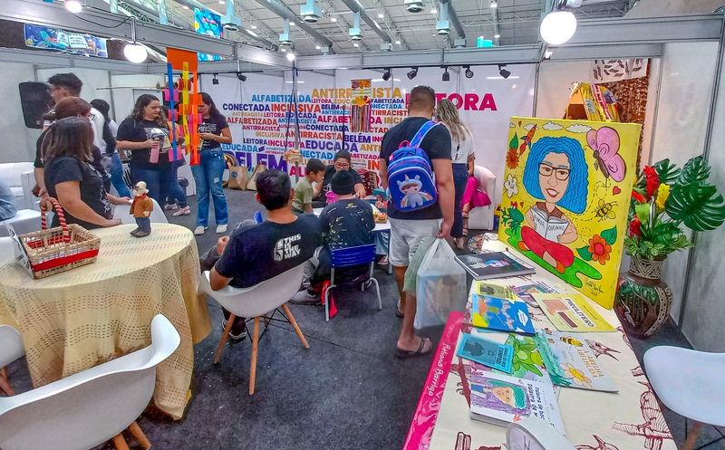 Estande da Prefeitura de Belém em uma vasta e empolgante programação infantil com a presença de escritores e brincadeiras educativas regionais