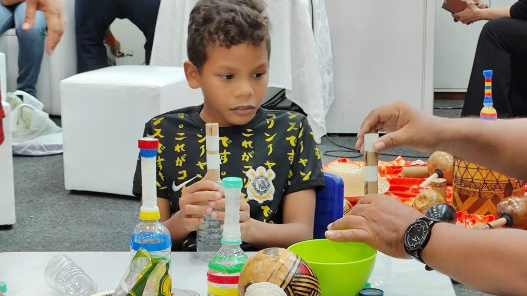 Crianças aprenderam a confeccionar o instrumento musical maraca em oficina que utiliza material reciclável