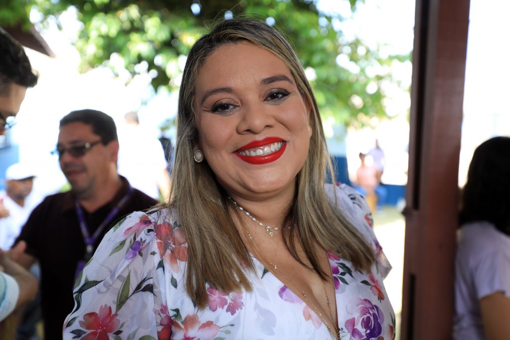 Professora Patrícia Vilhena, diretora da escola Revoar dos Pássaros, foi homenageada durante a reinauguração da unidade.