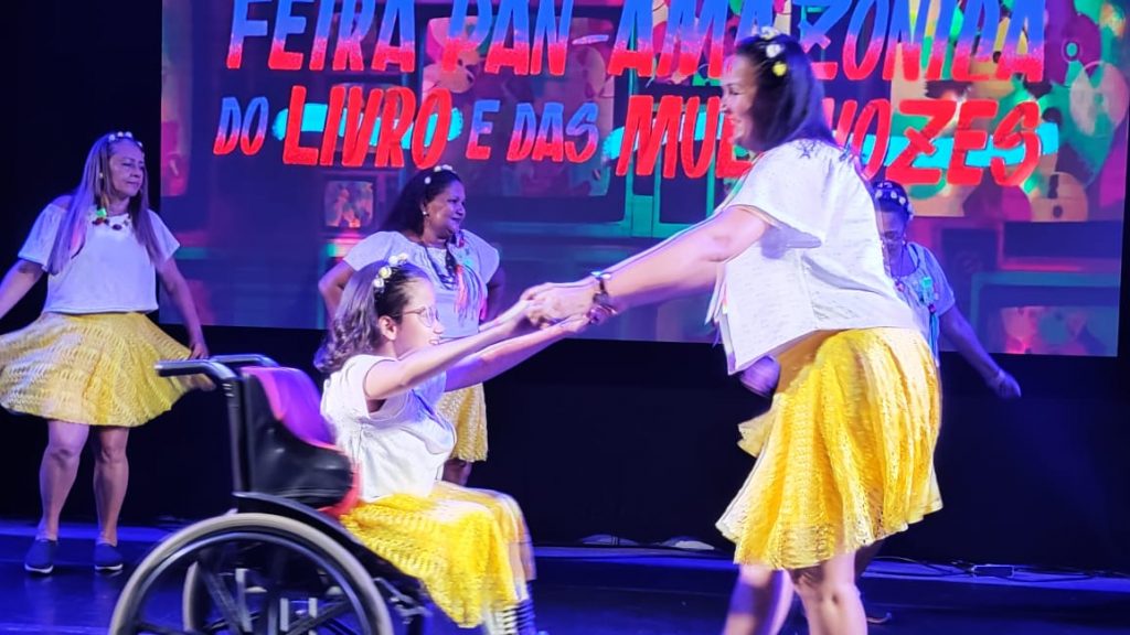 Grupo de estudantes dançarinas cadeirantes da rede municipal de ensino deu show na 26ª Feira Pan-Amazônica do Livro e Multivozes