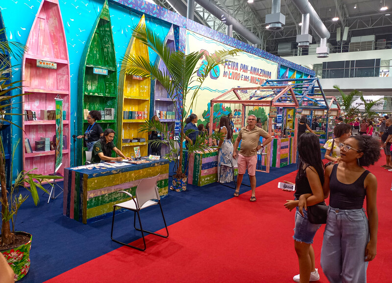 A 26ª Feira do Livro e Multivozes começou no sábado, 9 e se estende até o próximo final de semana
