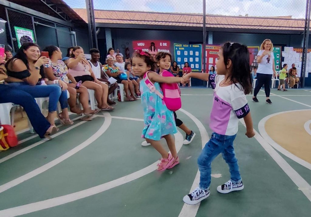 Apresentação da turma do Maternal II da Escola Iza Cunha durante a culminância do Projeto Antirracista