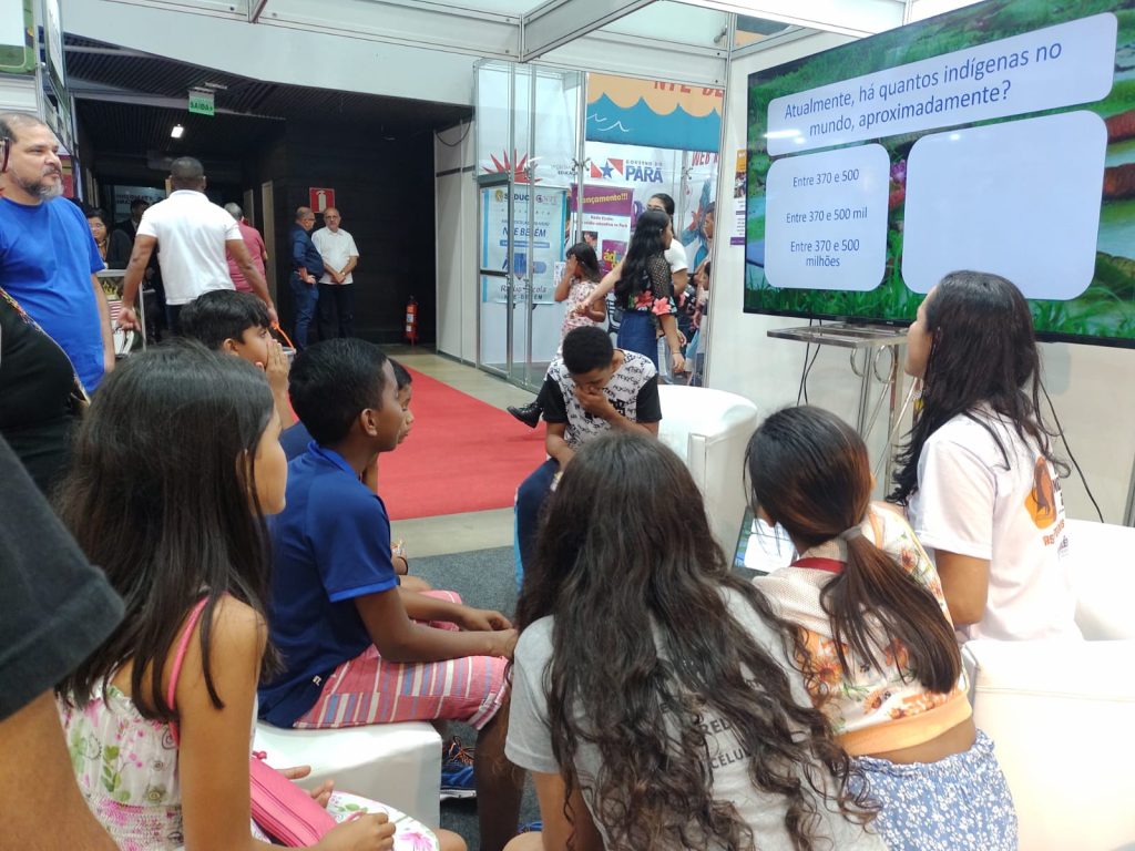 O quiz sobre Culturas Indígenas atraiu a atenção das crianças presentes na Feira do Livro.