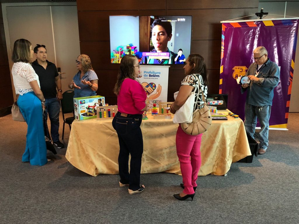 A programação conta com um stand da Semec onde os visitantes podem conhecer a política de inclusão na rede municipal