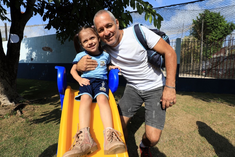 O autônomo José Ronaldo Rangel, feliz em encontrar na Emei Revoar dos Pássaros, segurança e responsabilidade no atendimento à filha Ana Laura.