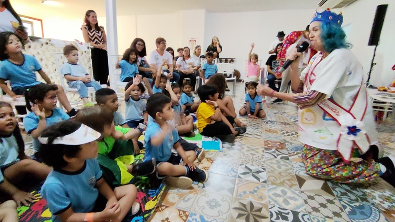 Heliana Barriga atua com contação de histórias e brincadeiras educativas na rede municipal de ensino