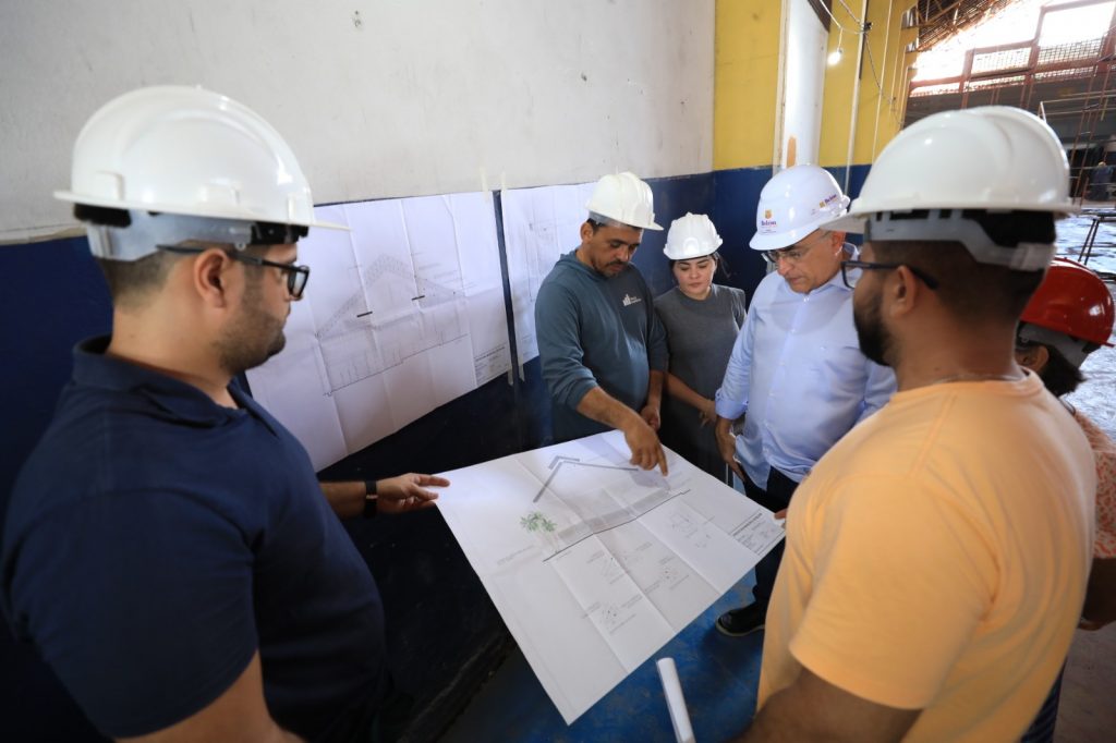 Detalhes do projeto da obra feita no ginásio Altino Pimenta foi repassada ao prefeito de Belém, Edmilson Rodrigues, enquanto esteve em visita no espaço nesta sexta-feira, 1º