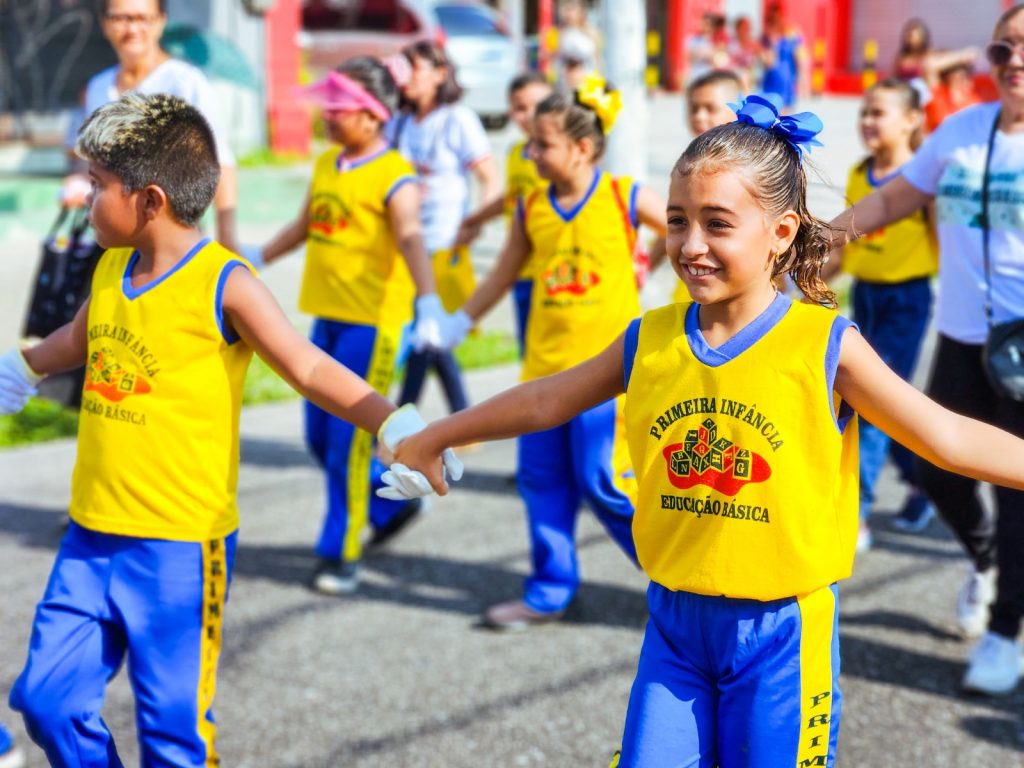 Alunos de escolas municipais e privadas de Icoaraci participaram da caminhada pedagógica nas ruas do distrito.