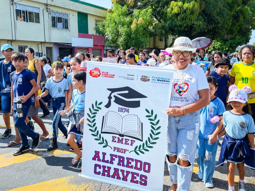 Maria do Socorro Gomes, diretora da Escola Municipal de Ensino Fundamental Professor Alfredo Chaves, à frente do desfile das crianças, em Icoaraci.