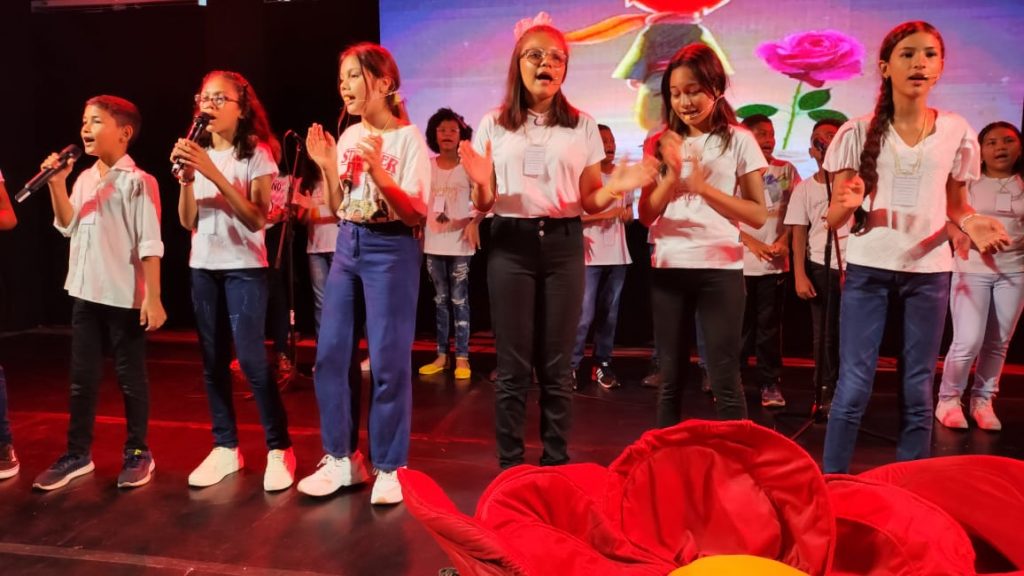 Coral Pequeno Príncipe da Escola Municipal Edson Luís se apresentou na Arena das Artes na Feira do Livro e recebeu muitos aplausos