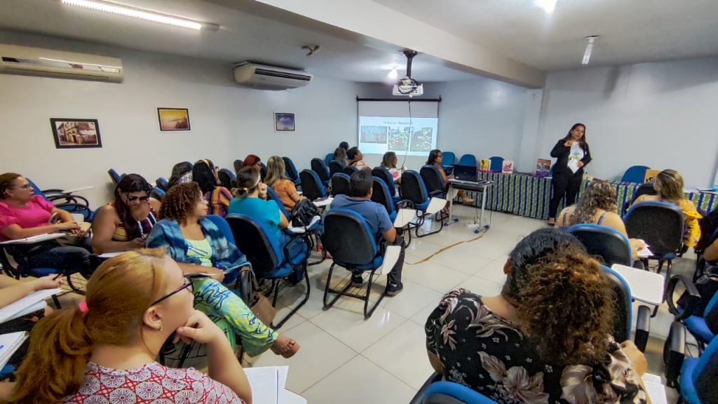 O tema do encontro de formação é "O Currículo da Educação Infantil: da base teórica à prática educacional".