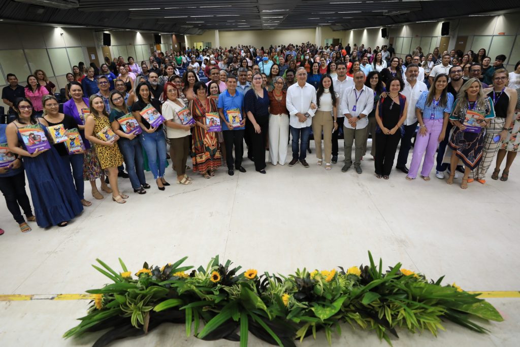Autoridades da educação, diretores, coordenadores: as Diretrizes Curriculares dão um norte à educação municipal, amazônico, antirracista e inclusivo