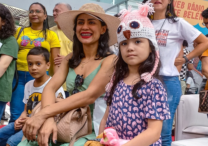 Professora Gilce Carvalho e sua filha Cecília assistiram a apresentação da escritora homenageada pela Semec, Heliana Barriga