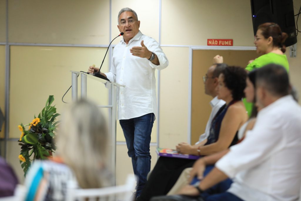 O prefeito Edmilson Rodrigues destacou as características específicas de Belém, como capital amazônica: o meio ambiente é matéria obrigatória no currículo