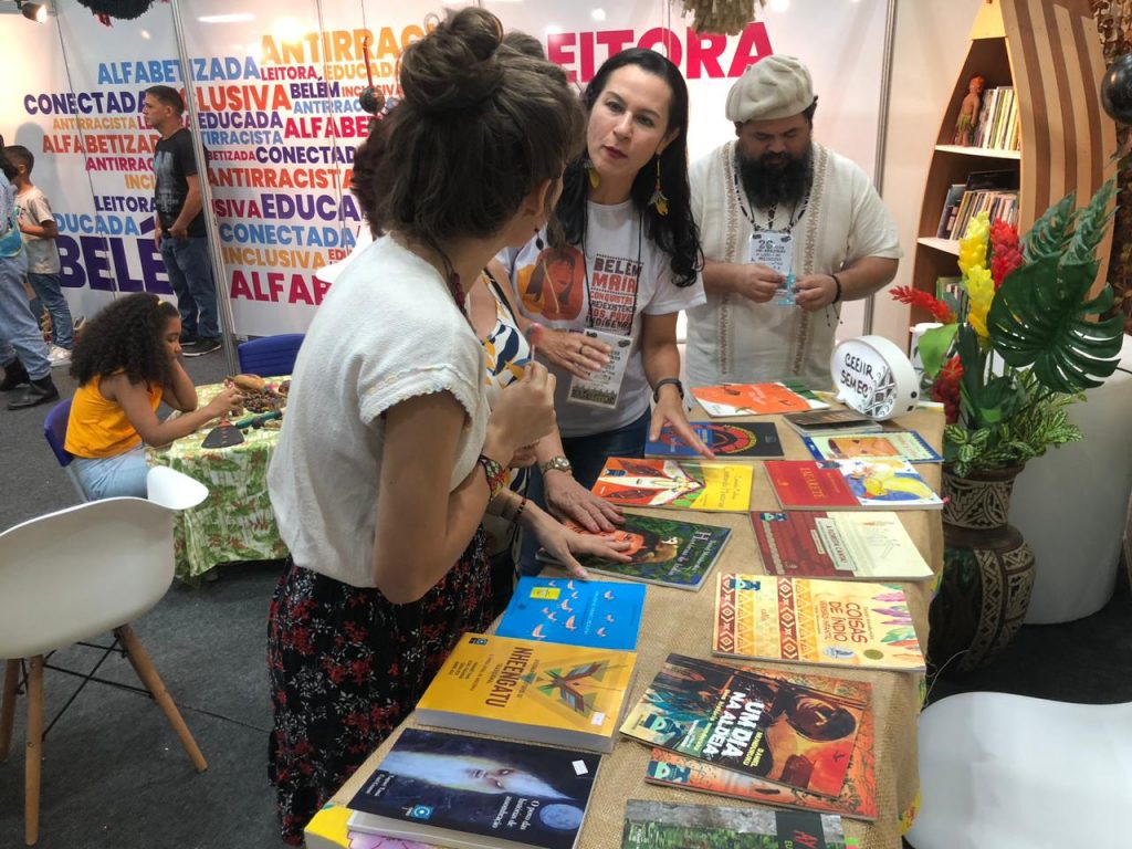 Os visitantes também puderam conhecer as diversas obras literárias sobre os povos tradicionais.
