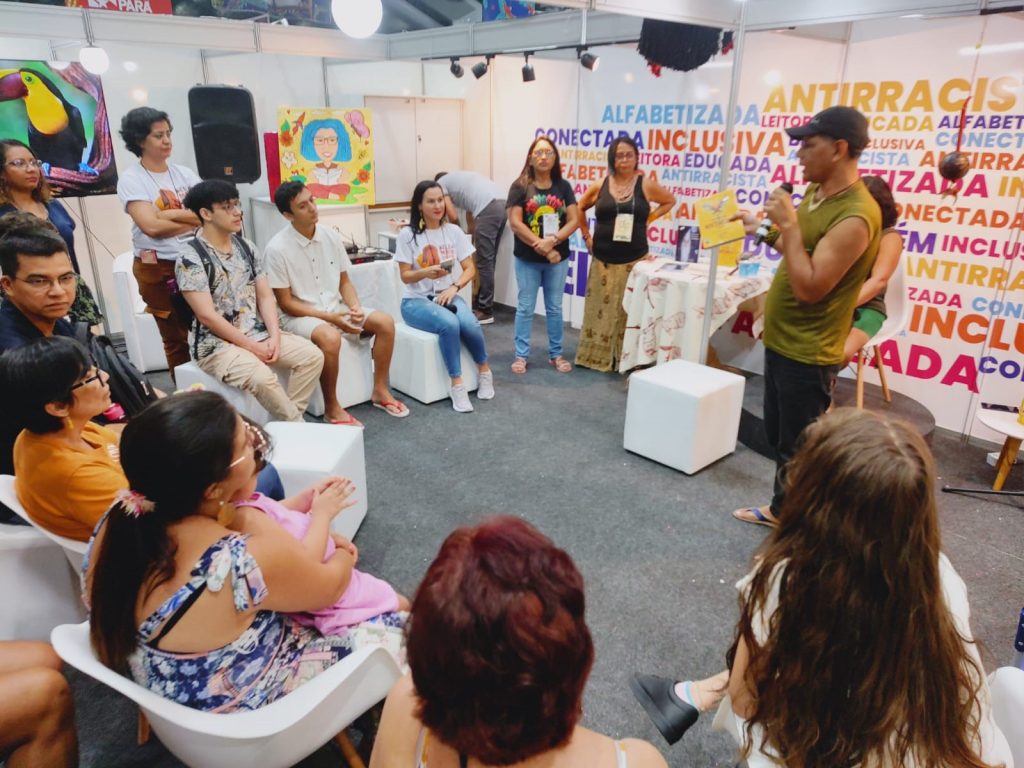O escritor Yaguarê Yamã, falaou sobre sua obra e sobre a valorização e respeito aos povos tradicionais.