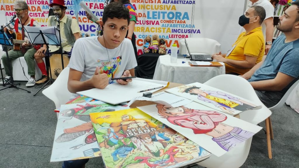 Estudante desenhista José Efraim expôs sua arte na Feira Pan-amazônica do Livro, que o autismo não o impede de desenhar