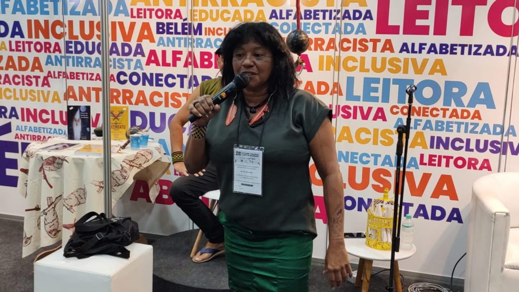 Participação da indígena e arquiteta Yuapotin Yporã Eté, conhecida como Carla Betânia, enriqueceu o bate-papo no stand da Prefeitura de Belém.
