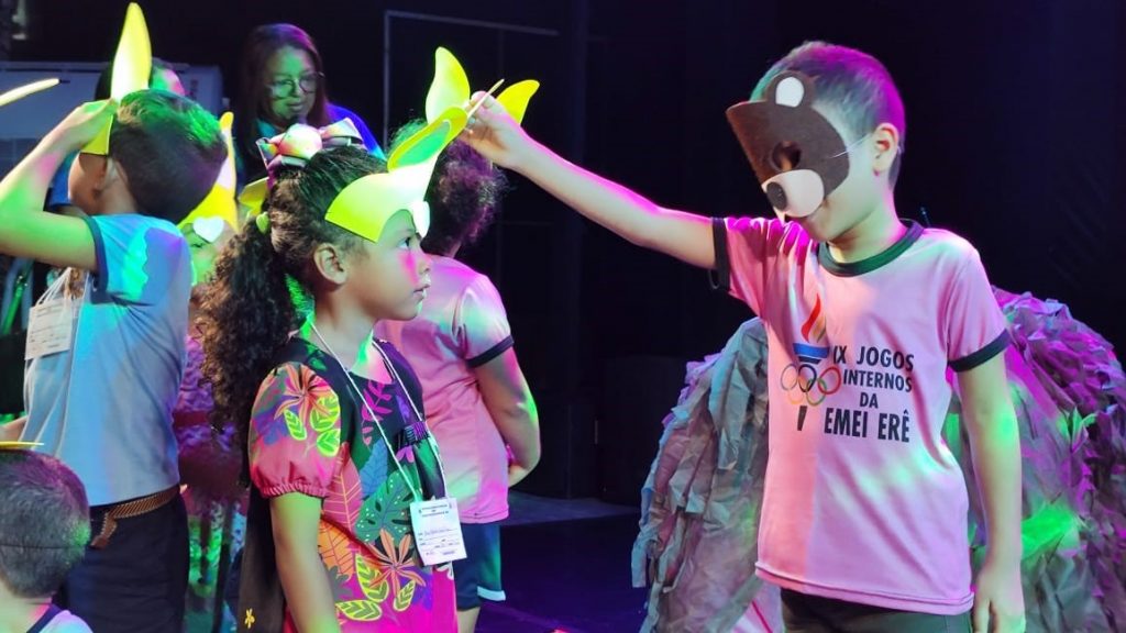 Estudantes da Escola Municipal Erê encenaram a peça teatral "Douglas quer um abraço" na Feira Pan-Amazônica do Livro e Multivozes