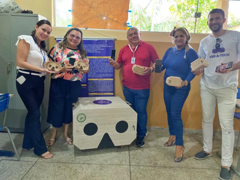 Entrega do laboratório na escola municipal Anna Barreau