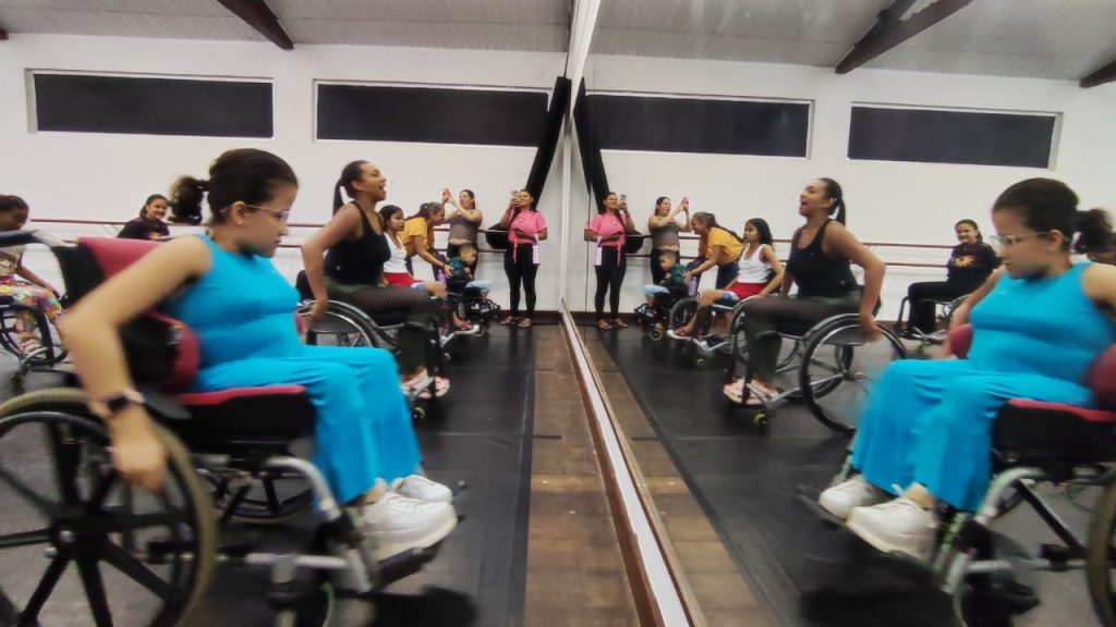 Oficina de dança em cadeira de rodas.
