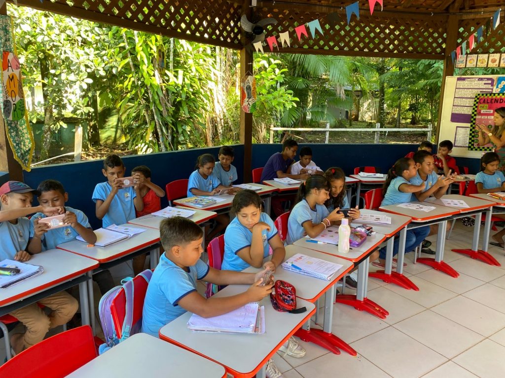 Estudantes da escola municipal Maria Clemildes, em Mosqueiro, utilizando os celulares como apoio pedagógico.